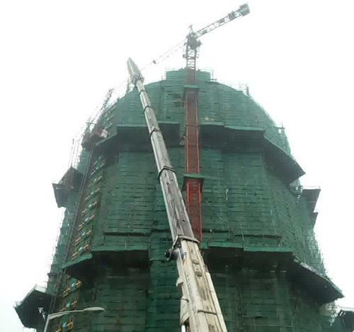 准格尔吊车在工地上作业